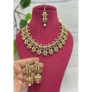 Ensemble collier, boucles d'oreilles et tikka en or plaqué de qualité supérieure, orné de pierres Kundan et de Meena, pour femmes, cadeau de mariage traditionnel. - Product Image 2