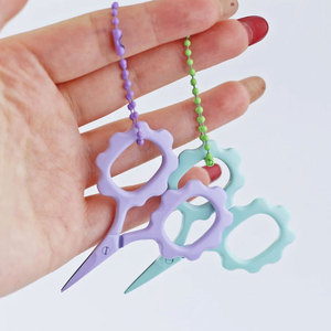 Ciseaux à broder mignons et miniatures pour la couture, le point de croix, les travaux d'aiguille et les loisirs créatifs - Product Image 2