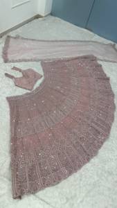 Ensemble de lehenga en georgette avec broderies Resham Dori, travail au fil et travail de sequins, accompagné d'un chemisier en georgette et d'un dupatta en tulle. - Product Image 5