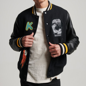 เสื้อแจ็คเก็ตเลตเตอร์แมนสีดำสำหรับผู้ชาย ปักลายตัวอักษร K ด้านหน้า กันน้ำ กันลม ติดกระดุมสามแถว สไตล์ไฮสตรีท - Product Image 1