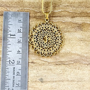Pendentif Om Bohème au Design Unique, Bijou Spirituel en Laiton pour Femme, Plaqué Or 18 carats, Breloque Lotus Mandala Filigrane pour Vente en Gros OEM ODM - Product Image 6