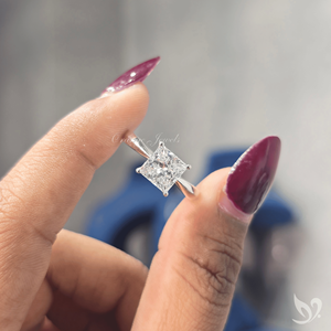 Anillo de compromiso audaz de oro blanco de 10 quilates con diamante solitario de 2 quilates, talla princesa, cultivado en laboratorio, con engaste de tallo pellizcado. - Product Image 5