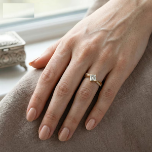 Anillo Solitario de Moissanita con Corte Princesa, Banda Trenzada en Oro Rosa, Acento de Diamantes Pavé, Joyería para Compromiso y Boda - Product Image 6