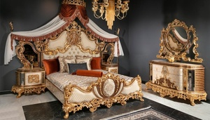 Ensemble de chambre à coucher de luxe en bois de mahogany massif, lit king-size sculpté à l'or, grand placard, 2 tables de nuit et coiffeuse - Product Image 2