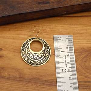 Pendientes de Aro Tribales con Diseño de Puntos en Latón Oxidado Hechos a Mano |   Pendientes colgantes con diseño de puntos dorados sobre fondo negro |   Étnico Indio Bohemio - Product Image 2