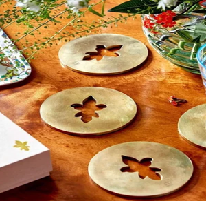 Posavasos de latón festoneados adornados con un delicado diseño grabado de espiga de trigo, disponibles a precios de mayorista. - Product Image 6