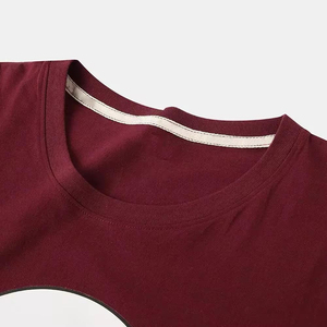 เสื้อยืดแขนสั้นสีแดงเลือดหมูสำหรับผู้ชาย พิมพ์ลายแมวดำ คอกลม ผ้าฝ้าย 100% ทรงปกติ พิมพ์ลายดิจิทัล โลโก้ด้านหน้า - Product Image 3