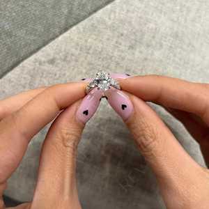 Anillo de Compromiso con Diamante Cultivado en Laboratorio de 2.5 Quilates, Corte Ovalado, Tres Piedras, Certificado IGI, Oro de 14K - Product Image 2