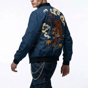 Chaqueta Sukajan de estilo urbano moderno con bordados y tela suave, con un look elegante para la moda urbana. - Product Image 6