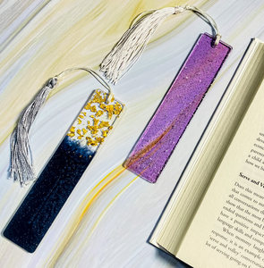 Marcapáginas de Resina con Diseño Increíble, Logotipo Personalizado, Negro y Morado con Brillo, Láminas Doradas, Artesanía con Proveedor Mayorista - Product Image 1