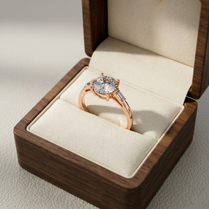 Anillo de Compromiso de Plata de Ley 925 con Baño de Rodio, Corte Brillante de Lujo, con Moissanita Engastada en Puntas, Ideal para Aniversario, Gran Venta - Product Image 2