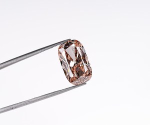 Bague de fiançailles et de mariage en diamant de laboratoire de 5,53 carats, couleur champagne fantaisie vif, taillé en coussin style « Old Mine », percé au laser, certifié IGI - Product Image 6