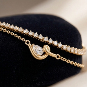 Collar de tenis en capas con un brillante hilo de diamantes, cadena de cable delicada y perla de laboratorio con corte en forma de lágrima - Product Image 3