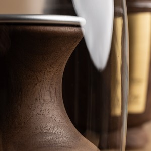 Quemador de incienso de madera de nogal de lujo con un elegante toque metálico, cuenta con una cubierta de vidrio en forma de lágrima extraíble para proteger el humo. - Product Image 4