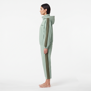 Ensemble de survêtement sportif deux pièces pour femmes, veste courte en nylon léger surdimensionnée, pantalon à cordon de serrage avec bande latérale - Product Image 4