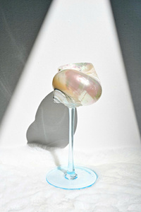 Copa de Vino Hecha a Mano con Diseño Costero, Tallo Largo y Base Naranja, para Martini, Bodas y Fiestas - Ms. Violet - Product Image 3