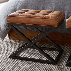 Pouf en cuir touffeté marron avec un design moderne de pieds en métal noir en forme de X, adapté à une utilisation en intérieur. - Product Image 4