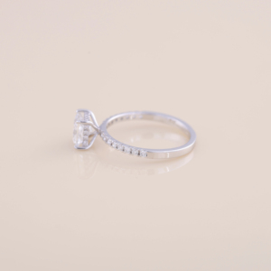 Anillo de Compromiso con Diamante Cultivado en Laboratorio de Corte Princesa de 1.35CT con Banda Redonda Pavé en Oro Blanco, Amarillo y Rosa de 9K - Product Image 5