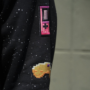 เสื้อฮู้ดดี้ปักลายปักลายทองวิบวับสำหรับผู้ชาย สไตล์ไฮสตรีท ทรงปกติ มีเชือกผูกฮู้ด ประดับด้วยคริสตัล - Product Image 4