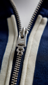 Survêtement unisexe en nylon écologique avec capuche zippée, fermeture automatique, manches longues, poches latérales, fermeture éclair métallique RIRI, noir - Product Image 2