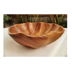Tazón de madera tradicional hecho a mano para servir ensaladas, frutas y almacenar alimentos en el hogar, estilo rústico. - Product Image 5
