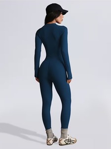Survêtement de fitness à manches longues et coupe ajustée avec pantalon évasé |   Tenue de sport respirante en polyester et élasthanne de qualité supérieure |   Tissu doux et très extensible - Product Image 4