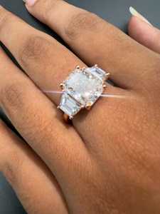 Bague unique en moissanite taille radiant avec pierres latérales trapézoïdales pour femme, en argent 925 original, pour cadeau de promesse de mariage ou pour elle - Product Image 4