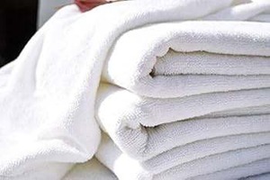 Serviette de toilette en coton pur 550 GSM, la plus vendue, blanche, en tissu éponge, douce et absorbante, idéale pour hôtel, complexe hôtelier, spa, salon - Product Image 2