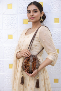 Bolsa Potli de Cuentas de Madera Hechas a Mano con Cierre de Cordón |   Bolso de Hombro Batua de Diseño Étnico para Mujer con Forro de Satén y Decoración de Perlas - Product Image 5