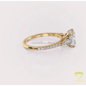 Anillo de Lujo de Plata de Ley 925 con Diamante Moissanita Cuadrado en el Centro y Detalles Laterales Brillantes en Tono Dorado, Joyería para Bodas - Product Image 3
