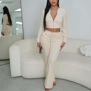 Ensemble de survêtement en velours marron caramel pour femme, deux pièces, sweat à capuche court zippé et pantalon évasé, tenue de détente en velours doux et moelleux - Product Image 3