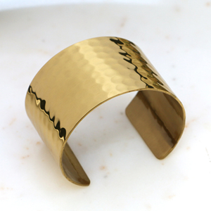 Bracelet manchette en laiton doré martelé - Jonc large et imposant - Bracelet de poignet ajustable style bohème - Bijou artisanal minimaliste - Product Image 1