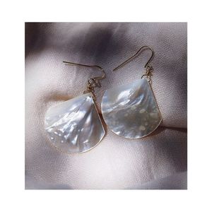 Boucles d'oreilles tendance en coquillages naturels blancs plaquées argent, collection 2026, idéales pour l'été, la mode de villégiature, les mariages élégants et les cadeaux. - Product Image 6