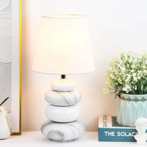Lámpara de mesa de mármol de alta gama con forma de guijarros apilados y decoración contemporánea inspirada en diseñadores. - Product Image 4