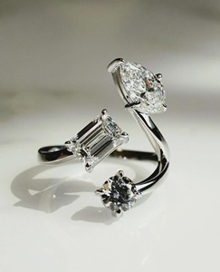 แหวนมอสซาไนต์ทรงลูกแพร์และทรงเอเมอรัลด์ ทองคำขาว 14K แหวนสามเม็ดสำหรับวันครบรอบ แหวนหมั้นเจ้าสาวสุดหรู - Product Image 1