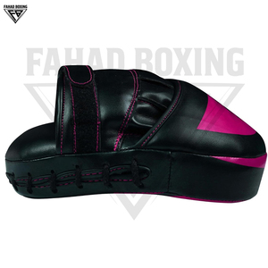 Mitaines de frappe robustes et haute performance pour entraîneurs, en cuir noir et rose, pour Muay Thai - Product Image 3