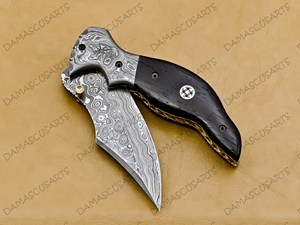 Herramienta Plegable de Acero de Damasco Hecha a Mano OEM con Mango de Madera Natural Oscura, Bolster de Acero de Damasco, Pin Decorativo de Mosaico - Product Image 3