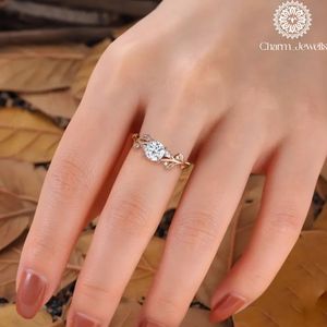 Anillo de Compromiso de Plata y Oro Amarillo con Moissanita para Mujer Charm_Jewells, Corte Cojín, Clásico Romántico, Engaste de Garras, Certificado IGI - Product Image 2