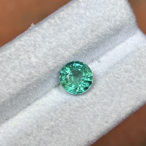 Esmeralda Zambiana de Lujo de 1.70 Ct, Verde Brillante, Redonda, Piedra Preciosa Suelta para Creación de Joyería Personalizada de Alta Gama - Product Image 3