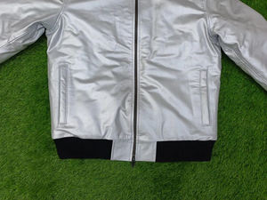 แจ็คเก็ตบอมเบอร์หนังสีเงินคุณภาพพรีเมียมสั่งทำพิเศษ พร้อมปกขนสัตว์เทียม ดีไซน์แฟชั่นสำหรับฤดูหนาว ซิปหน้า เสื้อคลุมผู้ชาย - Product Image 5