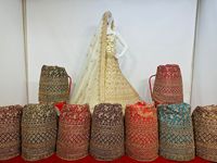 Nouvelle collection Twinkle : 5 modèles de lehenga semi-cousus brodés de pierres Jarkan, avec longue blouse, 10 options colorées, style indien