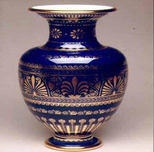 Vase marron exquis orné de motifs en filigrane doré complexes et de poignées classiques, disponible à prix de gros. - Product Image 3