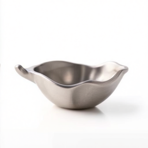 Salière en aluminium façonnée à la main – Pot à épices en métal fait main, design « figue fendue », accessoire de table pour assaisonnement - Product Image 2