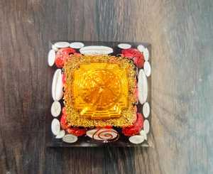 Pieza Decorativa de Cristal Cuadrada Piramidal Laxmi con Incrustaciones de Pirámide Dorada, Gemas Rojas y Pétalos Blancos para Decoración del Hogar - Product Image 2