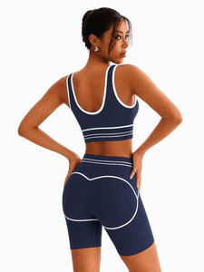 Ensemble de yoga 2 pièces pour femme avec bordure blanche contrastante, soutien-gorge de sport rembourré à col en U et short cycliste taille haute, pour la gym, l'entraînement, le fitness, la course et les activités sportives - Product Image 1