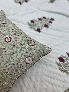 Edredón de Diseño en Color Blanco con Pequeños Diseños de Flores Rojas, 100% Algodón, Hecho a Mano, Estilo Boho Jaipuri Rajai, Cubrecama Doble - Product Image 5