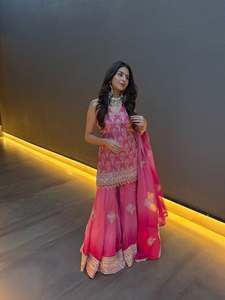 Ensemble prêt-à-porter pour soirée : haut en faux georgette imprimé et brodé, avec bas imprimé et brodé, et dupatta en georgette. - Product Image 1