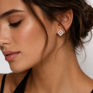 Boucles d'oreilles clous géométriques florales en or massif 18 carats avec micro-incrustation de diamants taille princesse, poli miroir, pour femme, usage quotidien et soirées - Product Image 1