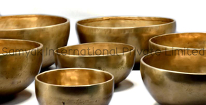 Juego de Cuencos Tibetanos Hechos a Mano de 7 Chakras |   Cuencos Tibetanos de Latón de Nepal |   Juego de 7 Cuencos Tibetanos para Meditación y Sanación con Sonido, con Mazos - Product Image 3