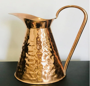Carafe en cuivre rayée, polie et lisse, aux lignes minimalistes et à la texture fine. Disponible au prix de gros - Product Image 6
